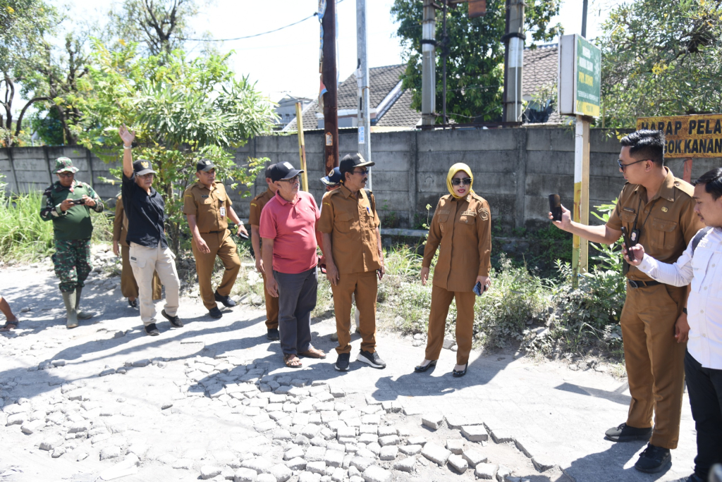 Wabup Sidoarjo Temukan Pavingisasi Saat Sidak Jalan Rusak di Bohar Taman, Dorong Perbaikan Secepatnya Pakai Aspal