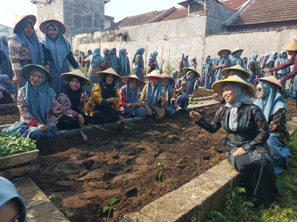 SRINAM - Dalam rangka memperingati Hari Kartini yang jatuh pada 21 April 2026, siswa dan guru SMK YPM 8 Sidoarjo menggelar program edukatif bertajuk Srikandi Menanam (Srinam) bersama siswa dan siswi MI di sekitar lingkungan sekolah, Selasa (21/04/2026).