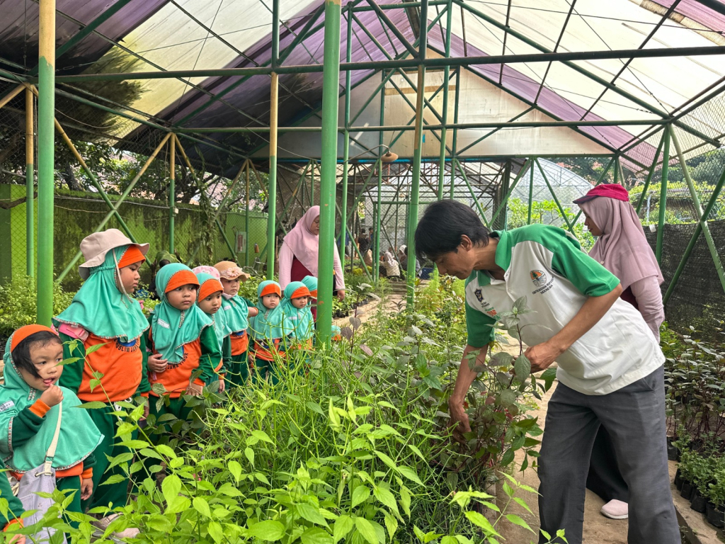 BERSIHKAN - Memperingati Hari Bumi siswa dan siswi KB TK Al Muslim Sidoarjo menggelar serangkaian acara membersihkan Taman DKPP, Taman Harmoni dan Fakultas Pertanian UPN Surabaya, Rabu (22/04/2026).