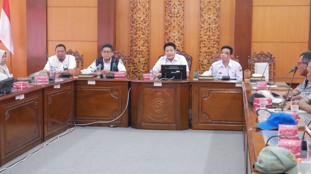 SAMPAH - Bupati Sidoarjo Subandi menegaskan penanganan sampah bukan hanya tugas satu instansi tapi tanggung jawab seluruh masyarakat dan stakeholder saat berdialog dengan tiga desa di Ruang Opsroom Pemkab Sidoarjo, Rabu (22/04/2026).