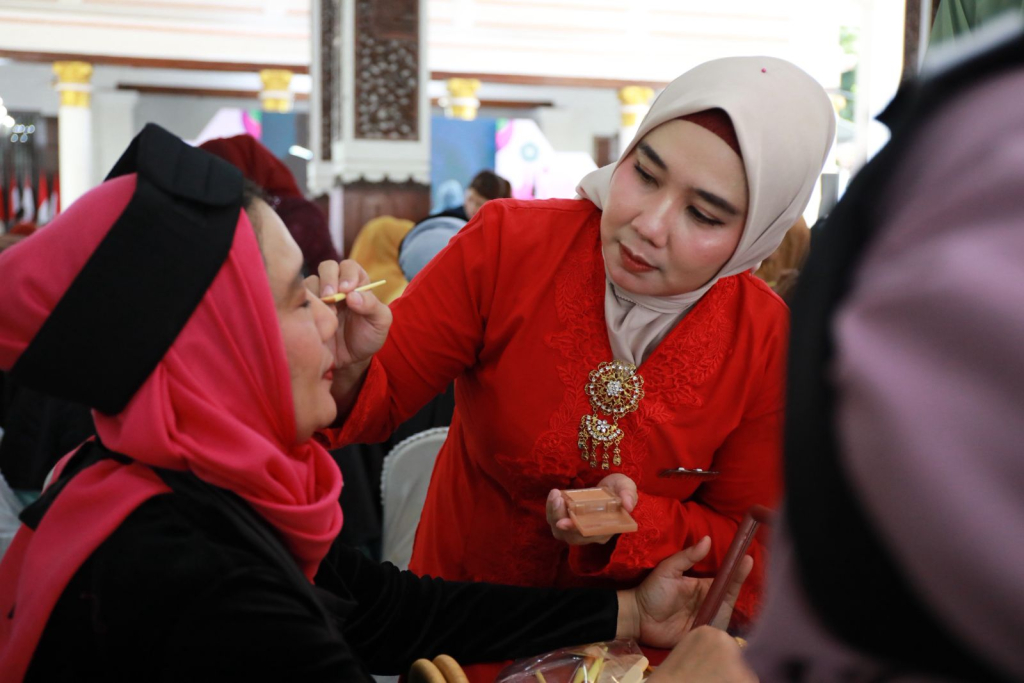 KARTINI - Ketua TP PKK Sidoarjo Sriatun mengajak seluruh perempuan di Sidoarjo menjadi agen perubahan dalam peringatan Hari Kartini Tahun 2026 di Pendopo Delta Wibawa, Sidoarjo, Rabu (22/04/2026).