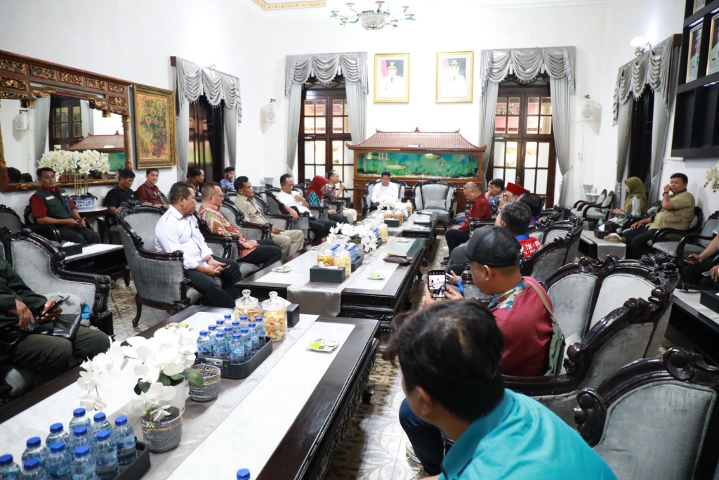 DIALOG - Bupati Sidoarjo Subandi memastikan Perbup anak buruh segera disusun dengan mempertegas alokasi 5 persen bagi anak buruh untuk pendidikan sekolah negeri saat dialog dengan serikat buruh di Pendopo Delta Wibawa, Jumat (24/04/26).