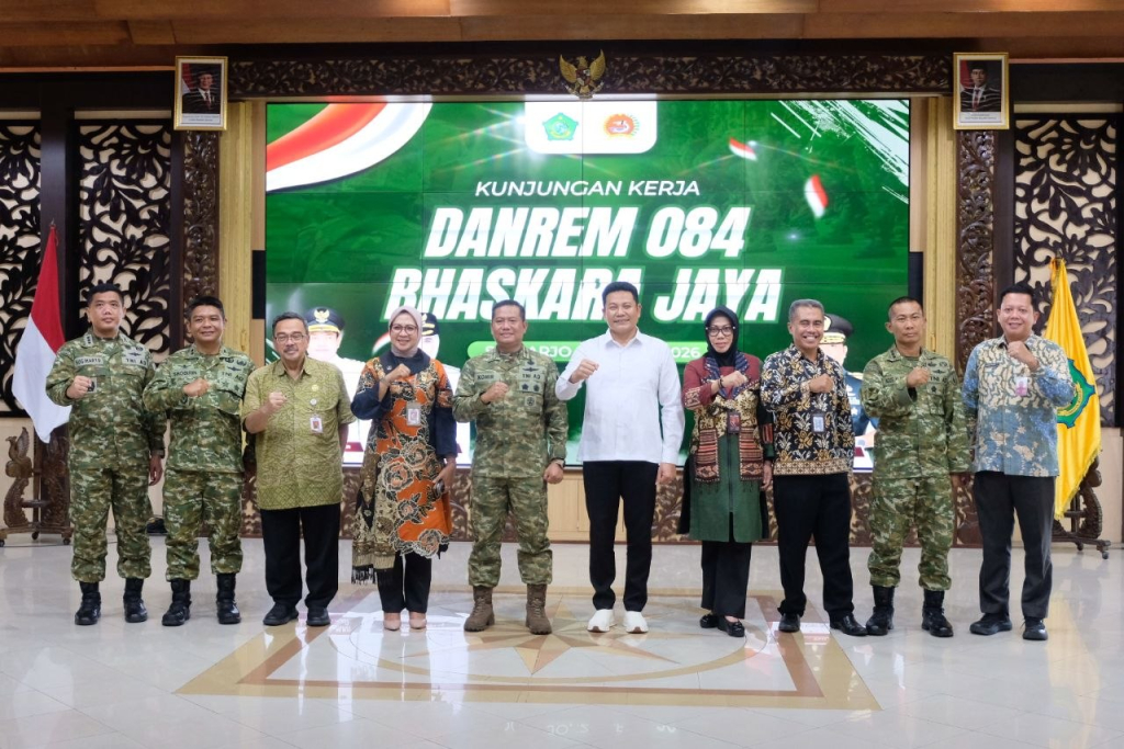 KUNJUNGAN - Bupati Sidoarjo Subandi menerima kunjungan Komandan Korem 084/Bhaskara Jaya, Brigjen TNI Kohir untuk menyelesaikan pembangunan KDMP dan Jembatan Merah Putih di Pendopo Delta Wibawa, Jumat (24/04/2026).