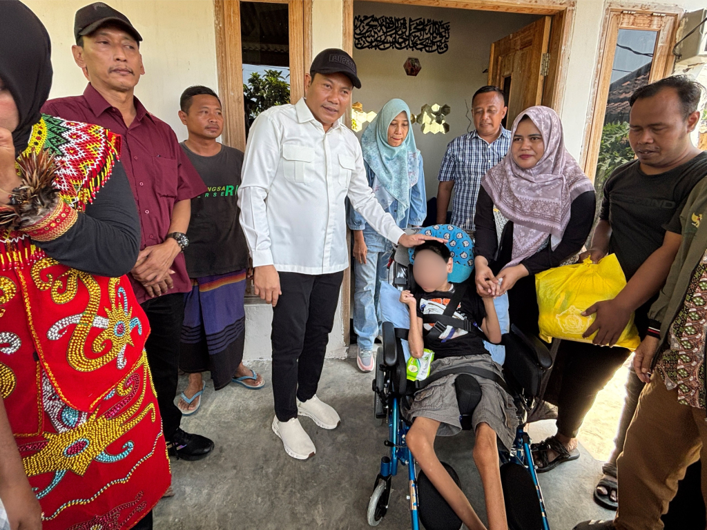 SERAHKAN - Bupati Sidoarjo Subandi turun langsung menyisir sejumlah desa di Kecamatan Sukodono untuk menyalurkan bantuan kursi roda dan mengidentifikasi kebutuhan warga, Sabtu (25/04/2026).