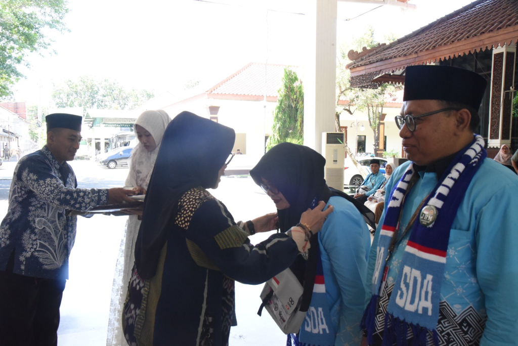 BERANGKATKAN - Sekda Sidoarjo Fenny Apridawati memberangkatkan rombongan pertama sebanyak 39 CJH asal Sidoarjo diberangkatkan dari Pendopo Delta Wibawa menuju Embarkasi Surabaya, Minggu (26/04/2026).