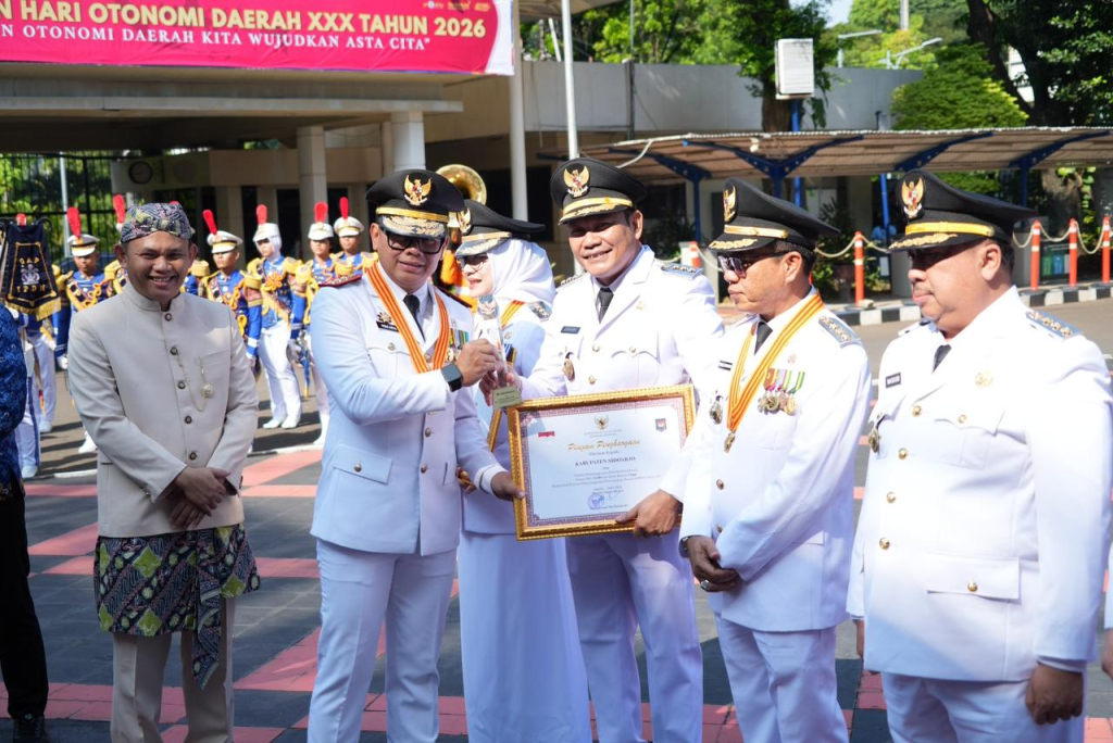 PENGHARGAAN - Piagam penghargaan Kinerja Tertinggi se-Indonesia diserahkan Wamendagri Bima Arya Sugiarto diterima Bupati Sidoarjo Subandi di acara Peringatan Hari Otonomi Daerah XXX Tahun 2026 di halaman Kantor Kemendagri RI, Senin (27/04/2026).
