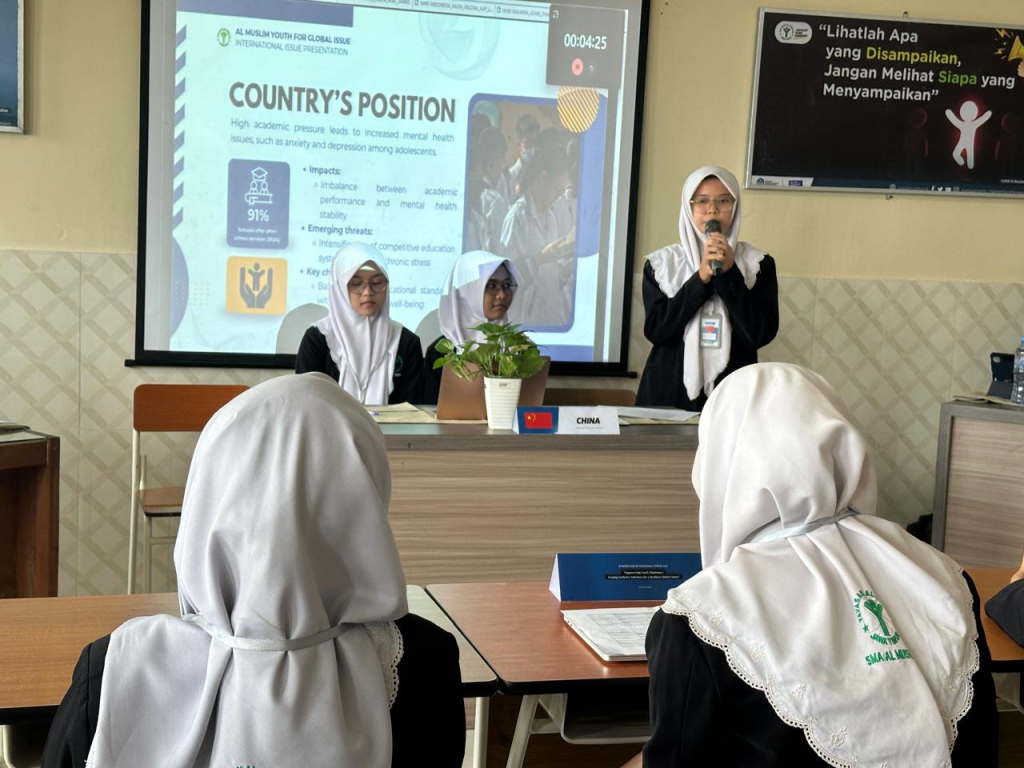 SIMULASI - SMA Al Muslim berkomitmen dalam mencetak generasi berwawasan global melalui penyelenggaraan Al Muslim Youth for Global Issues (AMYGI) sebagai kegiatan edukatif dengan simulasi internasional, Rabu (29/04/2026).