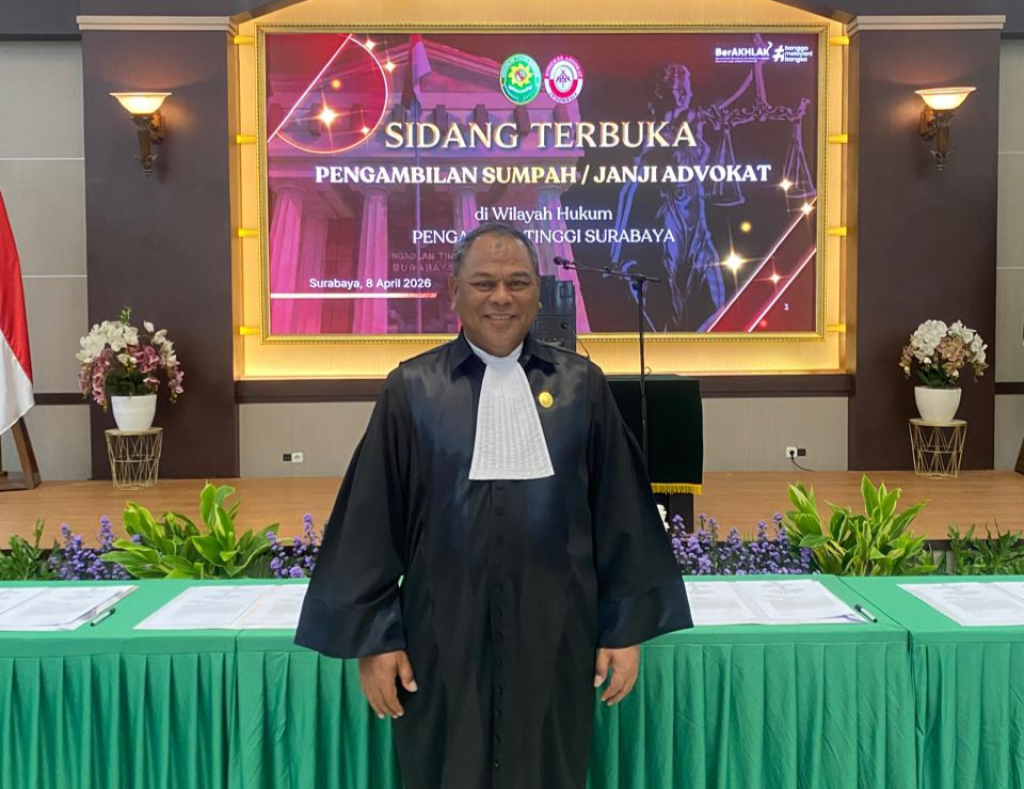 SUMPAH - Semangat pengabdian H Rahmat Muhajirin SH MH tak pernah padam usai menyelesaikan masa bakti sebagai anggota DPR RI periode 2019 - 2024 kini mulai babak baru sebagai pengacara usai disumpah di Pengadilan Tinggi (PT) Surabaya, Rabu (08/04/2026).