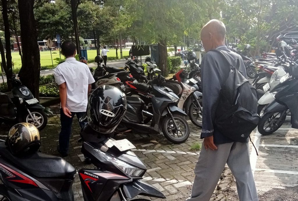 USAI DIPERIKSA - Syaikul Islam salah satu dari empat terlapor yang harus berhadapan dengan tim penyidik Polda Jatim usai diperiksa sekitar 5 jam, Rabu (08/04/2026).