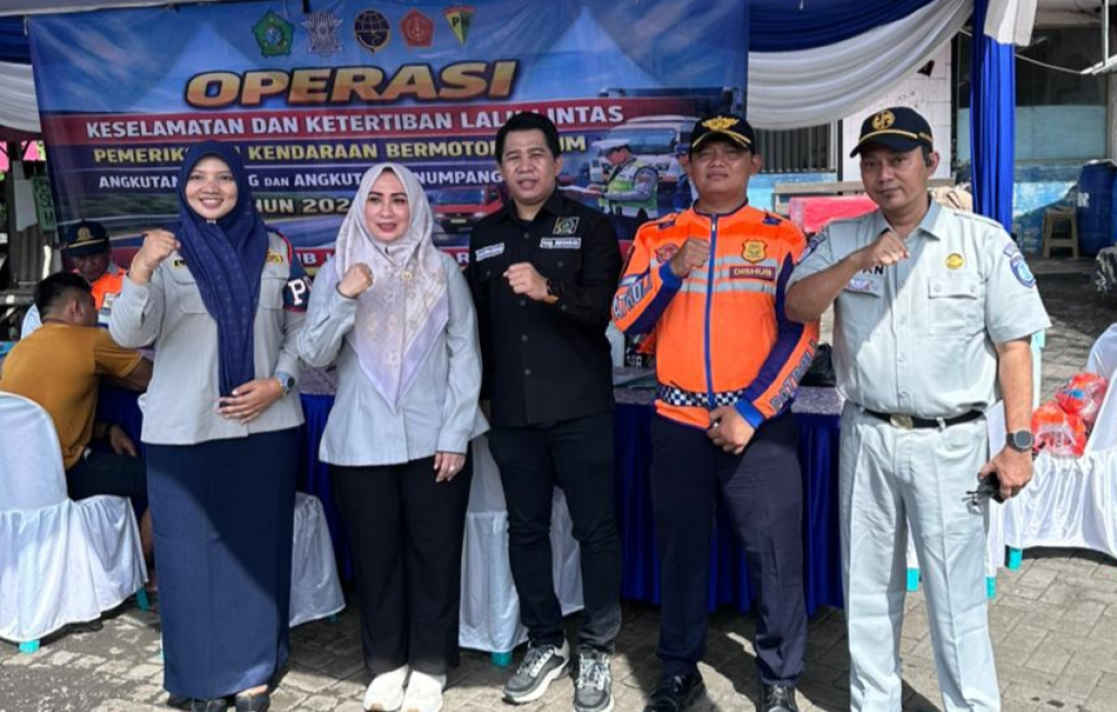 OPERASI - Petugas gabungan Dishub, Polresta, Jasa Raharja dan anggota DPRD Sidoarjo melaksanakan operasi keselamatan dan ketertiban lalu lintas di JL Raya Siring, Kecamatan Porong, Sidoarjo, Jumat (10/04/2026).