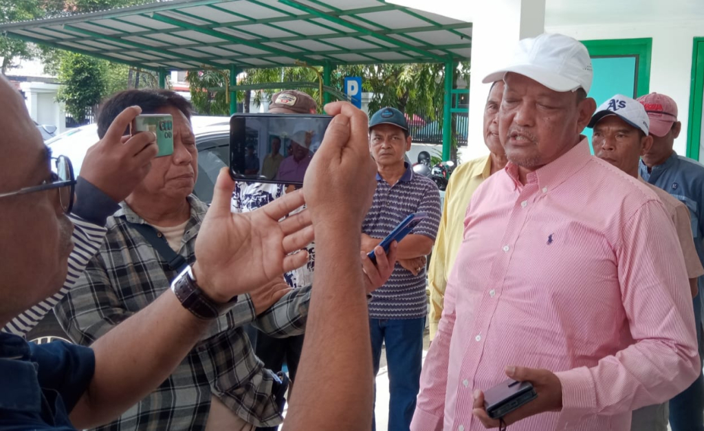 KETERANGAN - Sejumlah tokoh masyarakat yang merupakan pelapor kasus dugaan korupsi di Desa Sawohan, Kecamatan Buduran memberikan keterangan pers usai diberi penjelasan para jaksa Kejari Sidoarjo pekan kemarin.