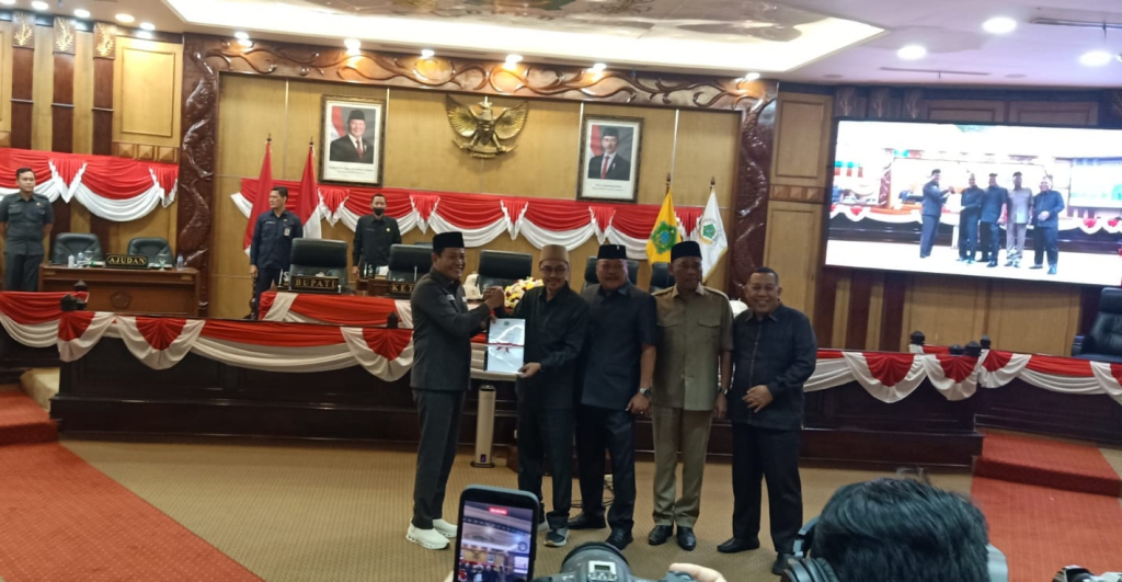 LKPJ - Pimpinan DPRD Sidoarjo menyerahkan 29 poin rekomendasi saat sidang Paripurna Laporan Keterangan Pertanggungjawaban (LKPj) Bupati Sidoarjo Tahun Anggaran 2025 di gedung DPRD Sidoarjo, Kamis (16/04/2026).