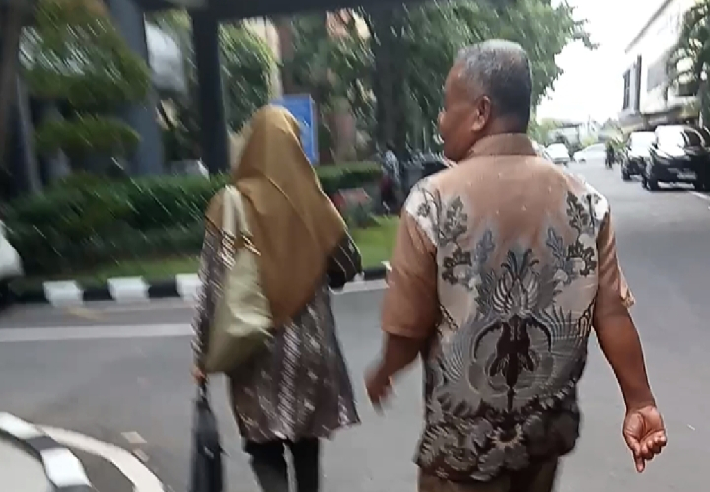 USAI DIPERIKSA - Kades dan Sekdes Sukorejo, Kecamatan Buduran, Sidoarjo usai diperiksa tim penyidik Subdit II Harda Bangtah Ditkrimum Polda Jawa Timur meninggalkan lokasi pemeriksaan beberapa pekan lalu.