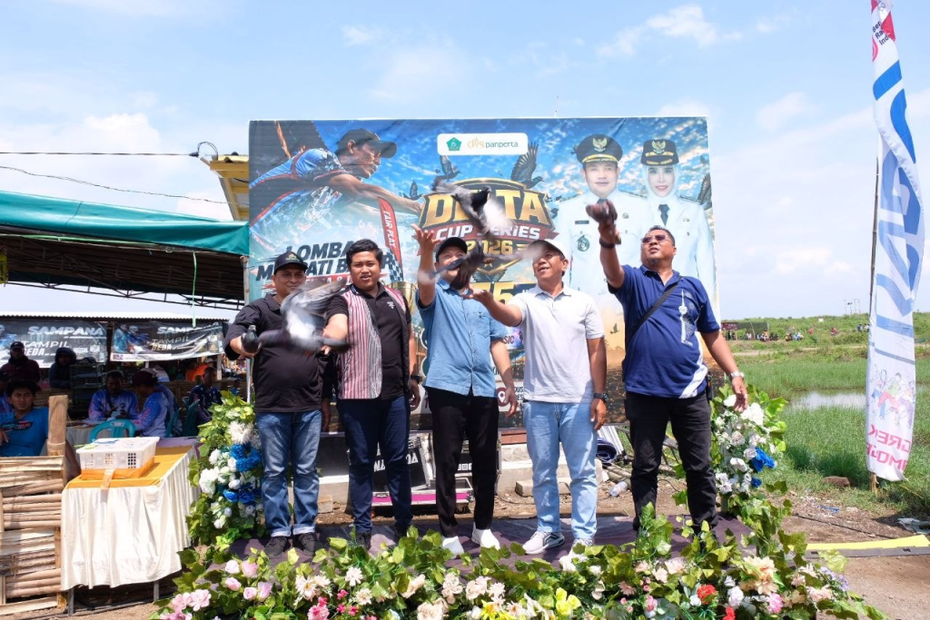 DUKUNG - Bupati Sidoarjo Subandi berkomitmen mendukung berbagai komunitas termasuk Lomba Balap Merpati Selekda dan Liga Jatim Bersatu (LJB) yang digelar di PPLS Pologunting, Desa Gempolsari, Kecamatan Tanggulangin, Sidoarjo, Jumat (01/05/2026).