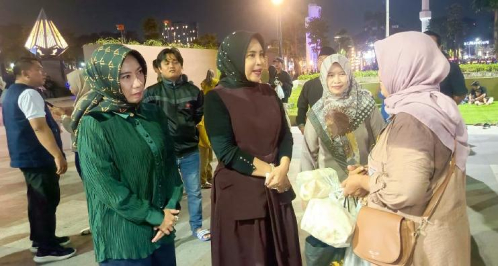 SIDAK - Buntut viral video petugas Satpol PP menertibkan penjual mainan anak, mendorong Wabup Sidoarjo, Mimik Idayana sidak Alun - Alun Sidoarjo dengan menampung keluhan pedagang dan pengunjung, Sabtu (02/05/2026) malam.