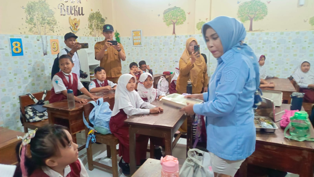 SIDAK - Wabup Sidoarjo Mimik Idayana melakukan Inspeksi Mendadak (Sidak) di SDN Pucang 1 untuk memastikan program Makan Bergizi Gratis (MBG) di Sidoarjo terus mendapat pengawalan ketat, Selasa (12/05/2026).