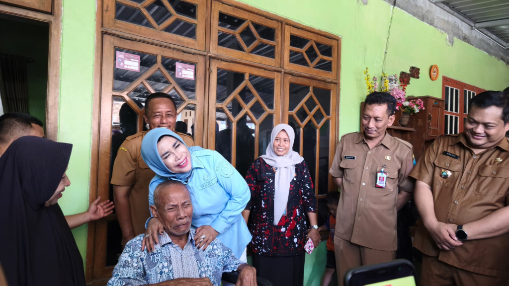 Wabup Sidoarjo Mimik Turun ke Warga, Serahkan Bantuan Kursi Roda Sekaligus Pastikan Bantuan Tepat Sasaran