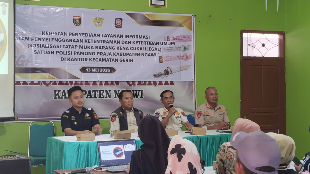 SOSIALISASI - Satpol PP Pemkab Ngawi melalui program Sosialisasi Tatap Muka Barang Kena Cukai Ilegal bersama Bea Cukai Madiun sosialisasi soal bahaya serta dampak rokok ilegal di Aula Kecamatan Gerih.
