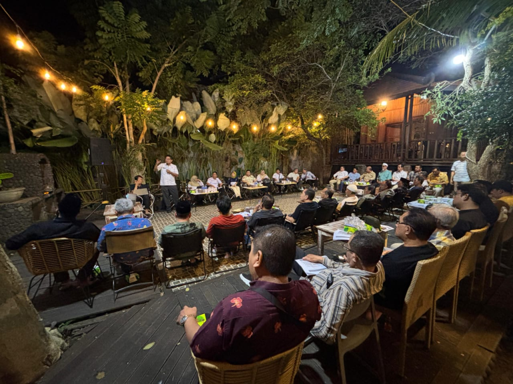 SOSIALISASI - Dinas Lingkungan Hidup dan Kebersihan (DLHK) Pemkab Sidoarjo sosialisasi penertiban Fasum di Perumahan Pondok Mutiara yang mengalami alih fungsi di Cafe Tanah Jawa, Taman Pinang, Sidoarjo, Rabu (13/5/2026) malam.