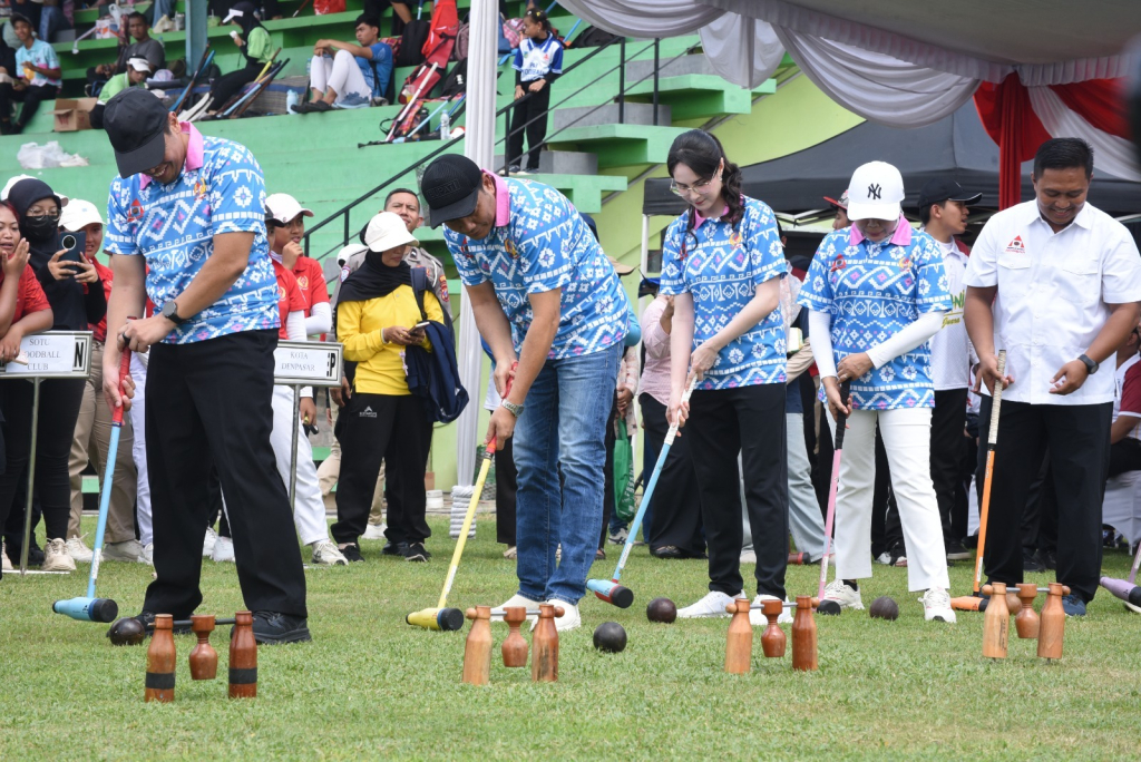 PEMBUKAAN - Sebanyak 400 atlet dari seluruh tanah air yang ikut Jatim Open Woodball dibuka Kepala Dispora Provinsi Jawa Timur M Hadi Wawan Guntoro di Stadion Jenggolo Sidoarjo, Jumat (15/05/2026).