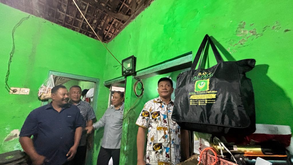 Bupati Sidoarjo Subandi Sidak RTLH Sekaligus Serahkan Bantuan Kursi Roda untuk Warga Miskin Tiga Desa di Wonoayu