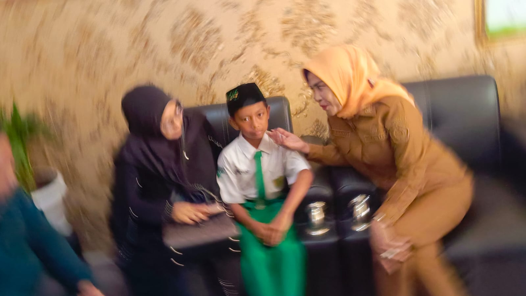 KUNJUNGI - Wabup Sidoarjo Mimik Idayana mengapresiasi pembuatan surat dari Alkhalifi Muhammad Marven siswa Kelas 5 MI Darussalam Desa Sugiwaras, Kecamatan Candi untuk Presiden Prabowo saat berkunjung ke MI Darussalam, Senin (18/05/2026).