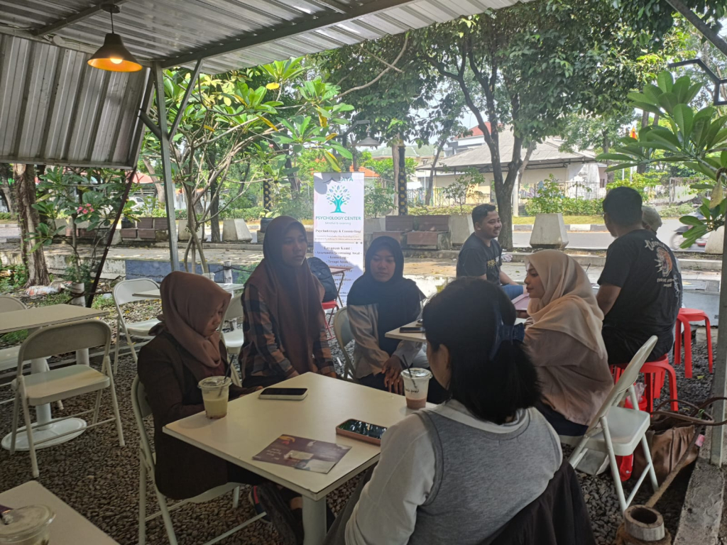 KONSULTASI - Pemilik Alaya Psychology Center (APC), Farra Laila, M Psi saat acara Konsultasi Gratis terkait Tumbuh Kembang dan Mental Health di Pijar Caffe, JL Ponti Sidoarjo, Selasa (19/05/2026).