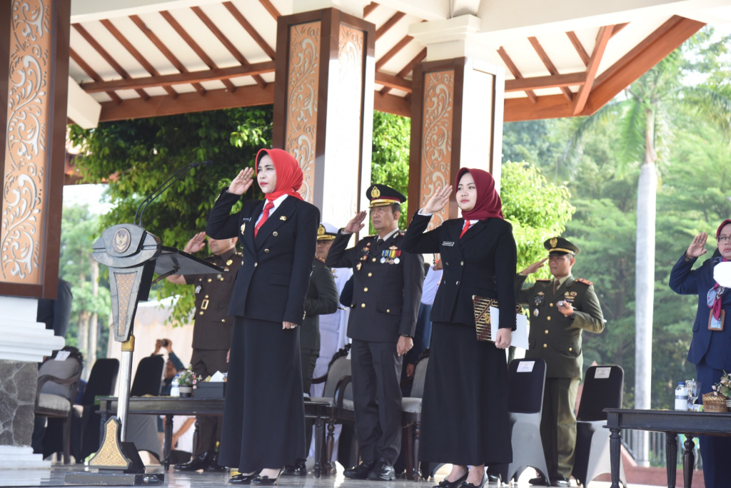 HARKITNAS - Wakil Bupati (Wabup) Sidoarjo Mimik Idayana memimpin Upacara Bendara Peringatan Hari Kebangkitan Nasional (Harkitnas) ke 118 Tahun 2026 di Alun- Alun, Sidoarjo, Rabu (20/05/2026).