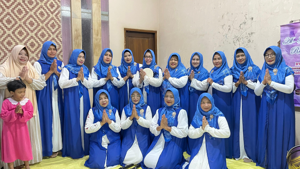 KOMPAK - Anggota Al Aminah Rebana yang lahir di Perumahan Magersari Permai Sidoarjo sejak resmi berkiprah pada 4 November 2023 lalu berpusat di Perumahan Magersari Permai Blok BD-3 saat tampil kompak di acara hajatan, Kamis (21/05/2026) malam.