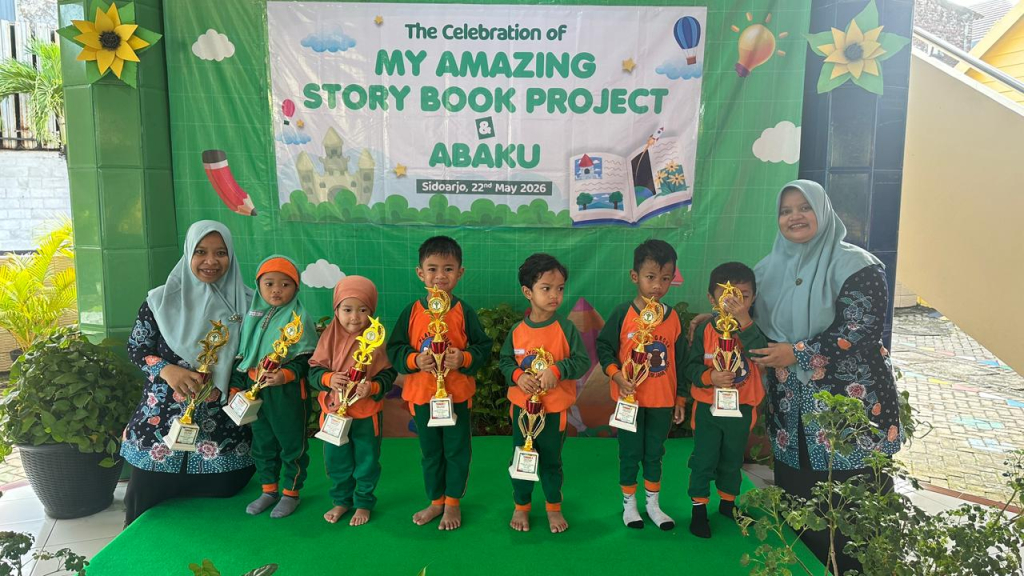 STORY BOOK - KB TK Al Muslim kembali membuat pembelajaran kreatif dan bermakna melalui proyek literasi bertajuk My Amazing Story Book yang dilaksanakan selama kurang lebih empat Minggu dimulai pada 27 April 2026 hingga Jumat (22/05/2026).