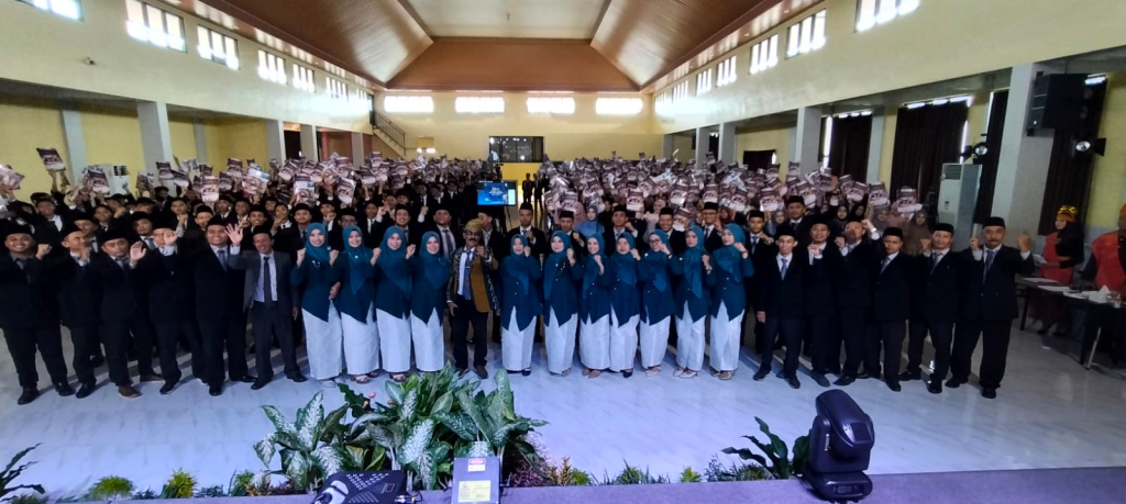 LEPAS - Kepala SMK YPM 8 Sidoarjo Dr Kisyanto memimpin pelepasan 464 siswa yang tercatat sekitar 33 persen tercatat sudah diterima kerja, 10 persen masuk PTN jalur undangan serta 10 masuk TNI dan Polri dilepas di Aula Lantai 5 SMK YPM 8 Sidoarjo, Sabtu (2