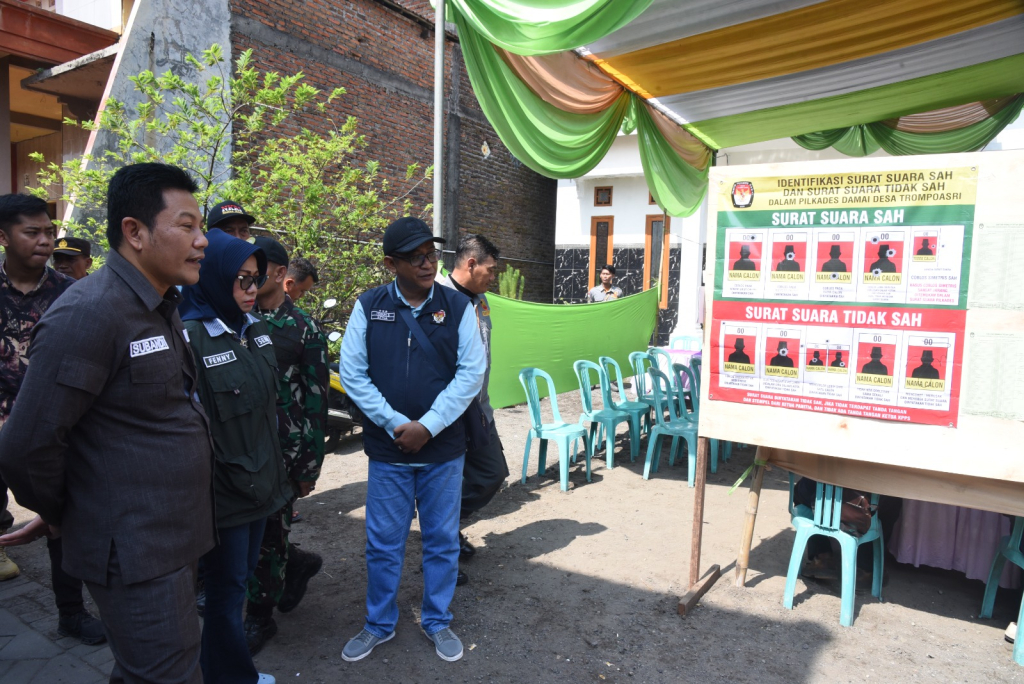 CEK - Bupati Sidoarjo Subandi mengecek pelaksanaan Pemilihan Kepala Desa (Pilkades) Serentak di Sidoarjo di 80 desa dengan 230 Calon Kepala Desa (Cakades) yang ikut dalam pesta demokrasi di tingkat desa itu, Minggu (24/05/2026).