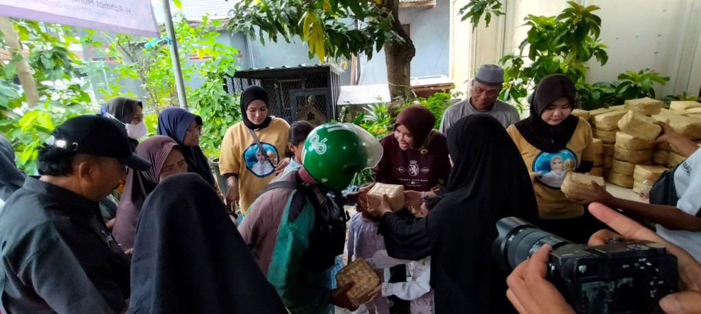BERBAGI - Wabup Sidoarjo Hj Mimik Idayana S AP didampingi suaminya H Rahmat Muhajirin SH MH menyalurkan sebanyak 4.000 besek daging kurban kepada masyarakat sekitar rumahnya di depan rumahnya di Candi, Sidoarjo, Rabu (27/05/2026).