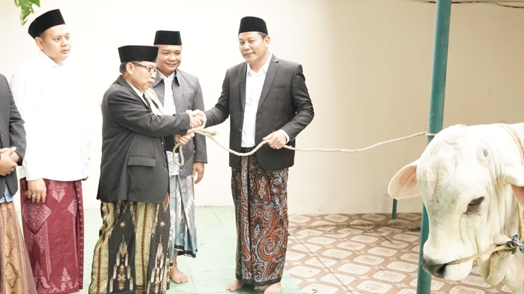 KURBAN - Usai salat jamaah di Masjid Agung Sidoarjo, Bupati Sidoarjo Subandi beserta forkopimda dan OPD menyerahkan hewan kurban kepada Ketua Takmir Masjid Agung Sidoarjo, Selasa (27/05/2026).