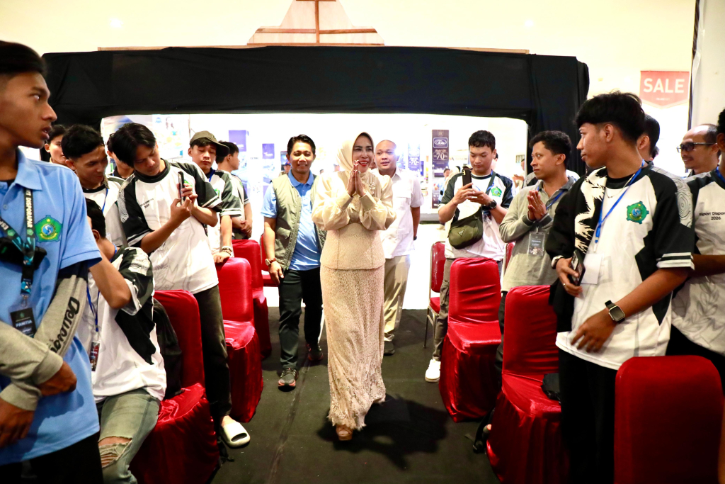APRESIASI - Wabup Sidoarjo.Mimik Idayana mengapresiasi kolaborasi antara Disporapar dan DPRD Sidoarjo dalam penyelenggaraan kegiatan esport yang digelar di Transmart Sidoarjo, Jumat (29/05/2026).