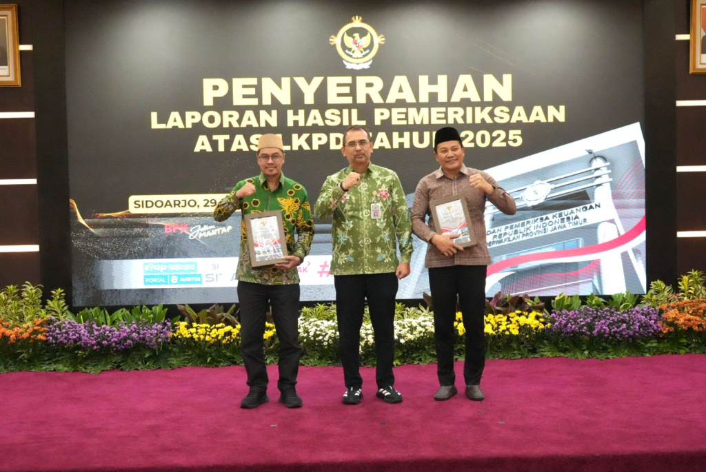 WTP - LHP LKPD Kabupaten Sidoarjo Tahun 2025 diserahkan kepada Bupati Sidoarjo Subandi dan Ketua DPRD Sidoarjo Abdillah Nasih oleh Kepala BPK Perwakilan Provinsi Jatim Yuan Candra Djaisin di Kantor BPK Jatim, Jumat (29/05/2026) sore.