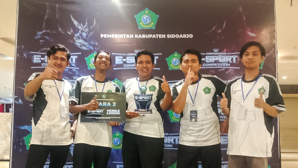 JUARA - Prestasi membanggakan diraih mahasiswa Institut Teknologi Insan Cendekia Mandiri (ITICM) tim e-sport meraih Juara 2 di ajang E-Sport Competition yang diselenggarakan Disporapar di Transmart, Jumat (29/05/2026).