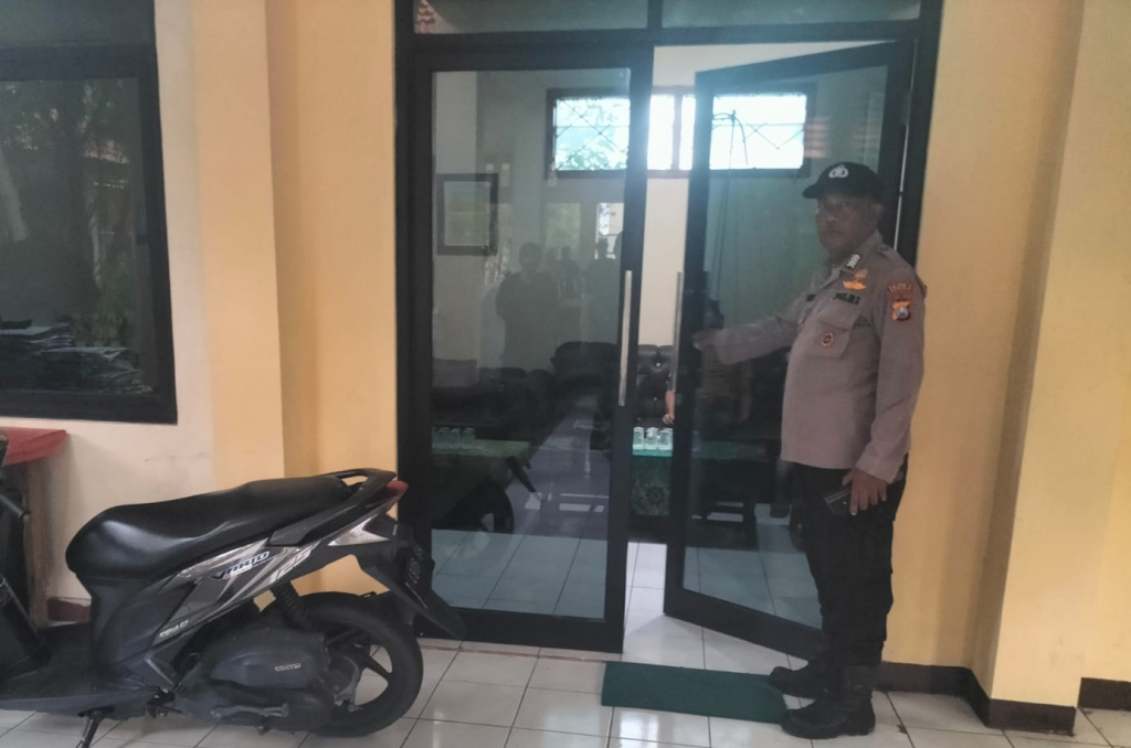 GANTUNG DIRI - Teka-teki kematian Kepala Desa (Kades) Buncitan Mujiono yang meninggal di Kantor Balai Desa Buncitan, Kecamatan Sedati menemui titik terang penyidik Satuan Reskrim Polresta Sidoarjo memastikan korban murni bunuh diri, Minggu (03/05/2026).