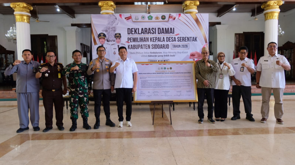 DEKLARASI - Ketua DPRD Sidoarjo Abdillah Nasih saat mendampingi Bupati Sidoarjo Subandi memimpin acara Deklarasi Damai Cakades dan Panitia di Pendopo Delta Wibawa kemarin.