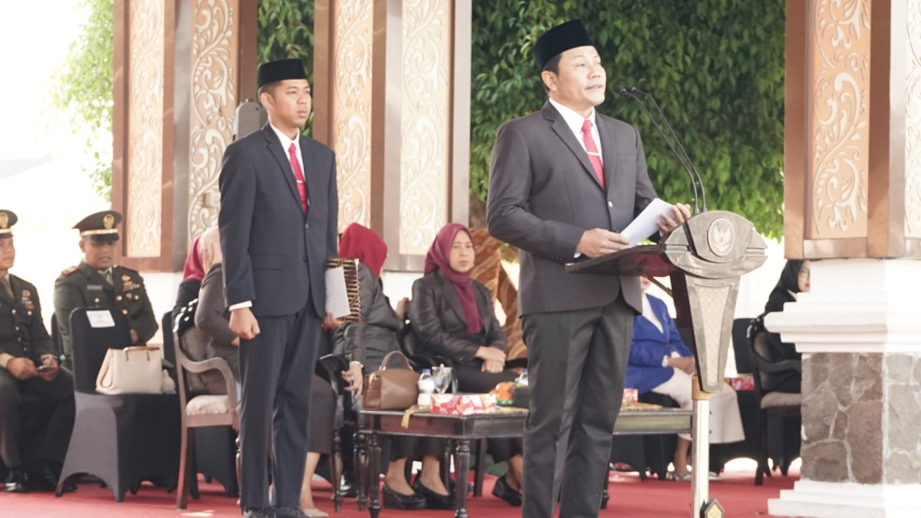 UPACARA - Bupati Sidoarjo Subandi sebagai inspektur Upacara Peringatan Hari Lahir Pancasila Tahun 2026 di Alun-alun Sidoarjo, Senin (01/06/2026).
