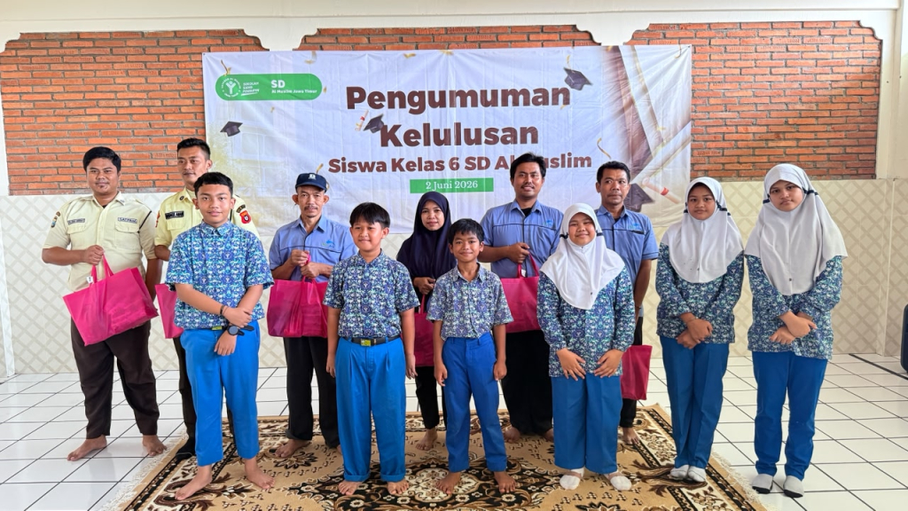 Lulus 100 Persen, Siswa Kelas VI SD Al Muslim Rayakan dengan Berbagi Sembako untuk Satpam dan Cleaning Service