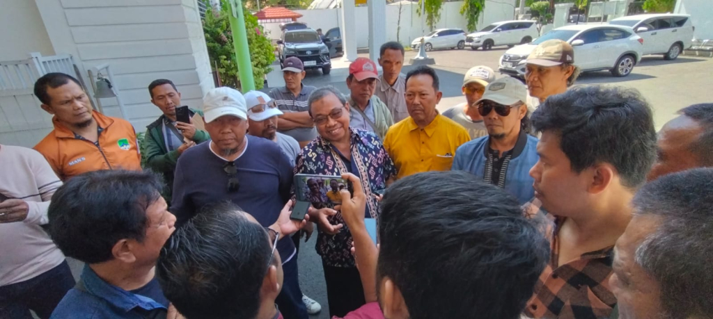 PERIKSA - Belasan warga Damarsi, Kecamatan Buduran mendampingi Musholin mantan Kades Damarsi periode 2011 - 2017 dan Farid Efendi mantan Ketua (LPMD) Damarsi periode 2018 - 2023 di ruang Pidsus Kejari Sidoarjo, Jumat (05/06/2026).