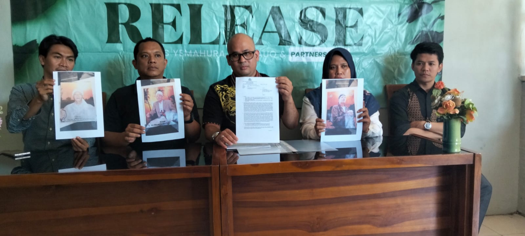 LAPORAN - Pengacara Dimas Yemahura Al Faruq menunjukkan bukti laporan kasus dugaan pencabulan yang dilakukan oknum pemilik padepokan di Sidoarjo ke Polresta Sidoarjo saat gelar jumpa pers, Selasa (09/06/2026) sore.