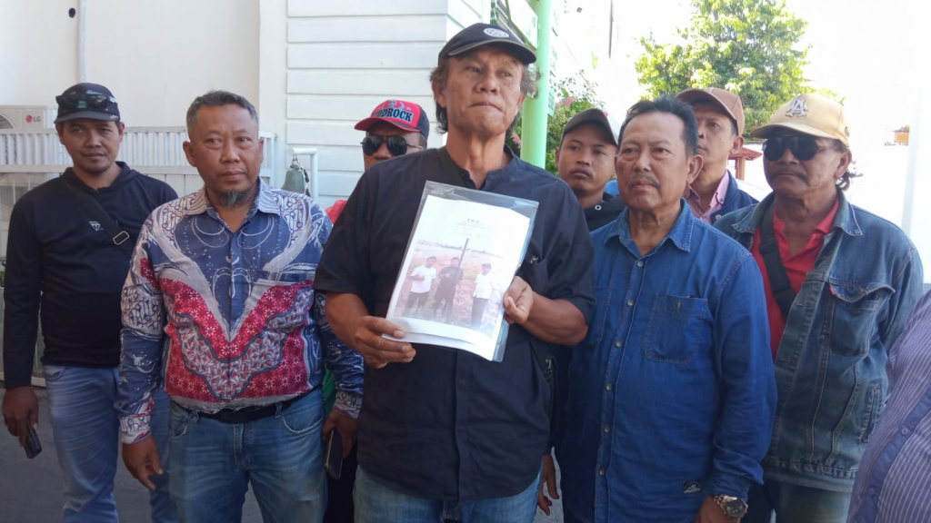 KETERANGAN - Pemasok Material Urukan TKD Damarsi ‎Mashuda didampingi warga lainnya memberikan keterangan pers ke media usai pemeriksaan, Kamis (11/06/2026). Insert Ketua BPD Damarsi Kamidi usai diperiksa.