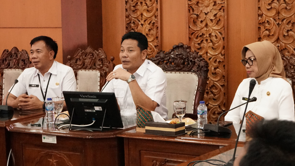 RAPAT - Bupati Sidoarjo Subandi dan Sekda Fenny Apridawati, Asisten II M Bahrul Amig, Kepala Dinas PUBM dan SDA M Mahmud serta para kepala OPD rapat evaluasi percepatan pembangunan infrastruktur di Ruang Opsroom Sekda Sidoarjo, Rabu (10/06/2026).