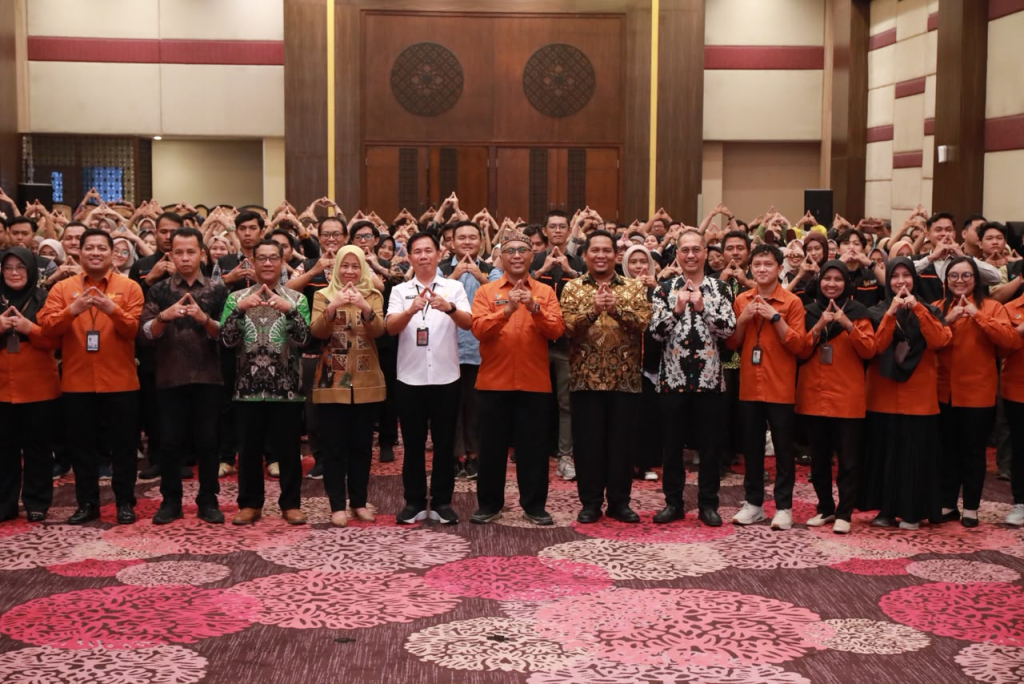SENSUS - Pemkab Sidoarjo berkomitmen mensukseskan Sensus Ekonomi (SE) 2026 inisiasi Badan Pusat Statistik (BPS) dengan menurunkan 1.452 petugas sensus terlatih yang siap terjun secara masif melakukan pendataan di wilayah Sidoarjo, di Fave Hotel Sidoarjo,