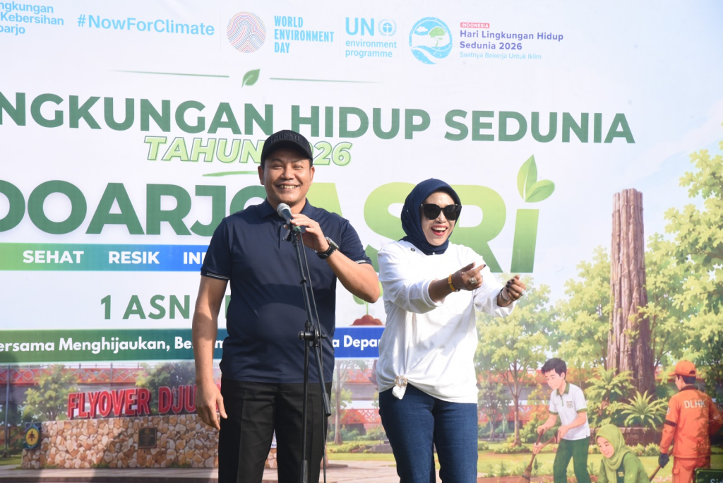 TANAM POHON - Bupati Sidoarjo Subandi bersama Wakil Bupati Sidoarjo (Wabup) Mimik Idayana kompak menanam pohon pucuk merah di Taman Flyover Juanda Aloha, Kecamatan Gedangan, Sidoarjo, Jumat (12/06/2026).