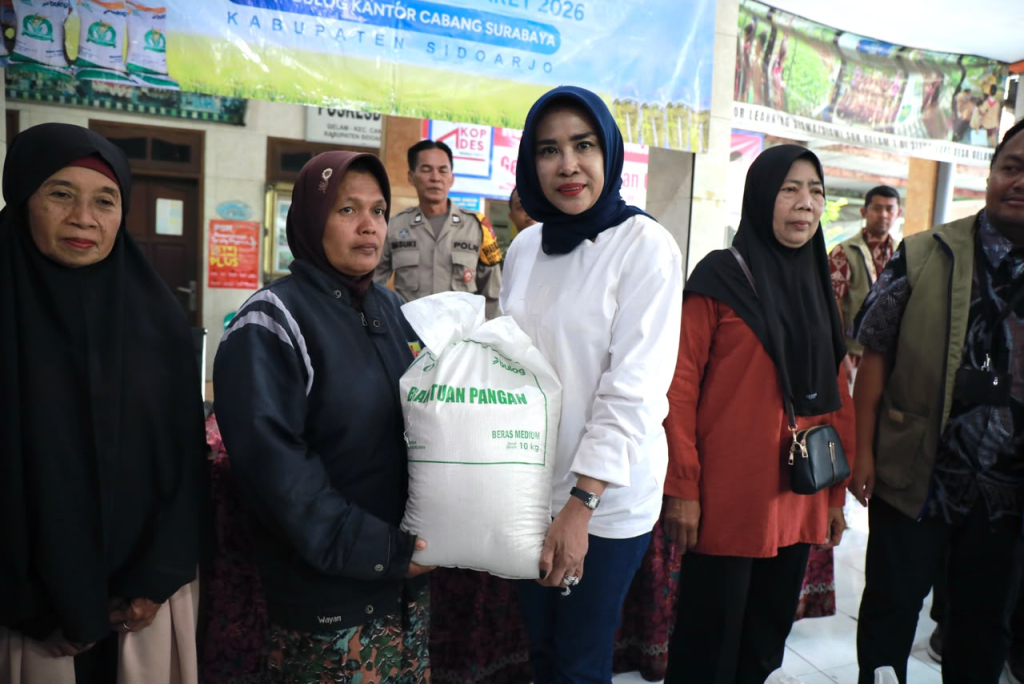 SALURKAN - Wakil Bupati (Wabup) Sidoarjo Mimik Idayana menyalurkan sekaligus mengawasi penyaluran bantuan pangan untuk bulan Februari - Maret 2026 di Balai Desa Balonggabus dan Desa Gelam, Kecamatan Candi, Jumat (12/06/2026).