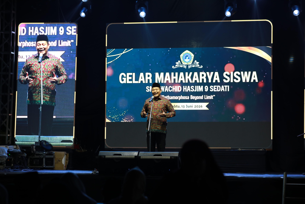 BAKAR SEMANGAT - Bupati Sidoarjo Subandi saat menghadiri acara Gelar Mahakarya SMP Wachid Hasyim 9 Sedati sekaligus membakar semangat siswa, guru dan orangtua mendidik anak di era digital, Sabtu (13/06/2026) malam.