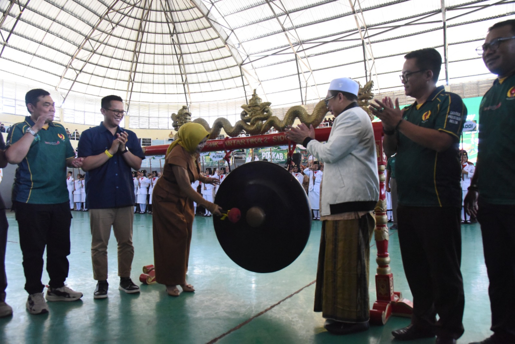 PEMBUKAAN - Wabup Sidoarjo Mimik Idayana membuka Pekan Olahraga Kabupaten (Porkab) Sidoarjo 2026 yang diikuti sekitar 5.600 atlet dengan 52 Cabor yang dipertandingkan di GOR Sidoarjo, Senin (15/06/2026).
